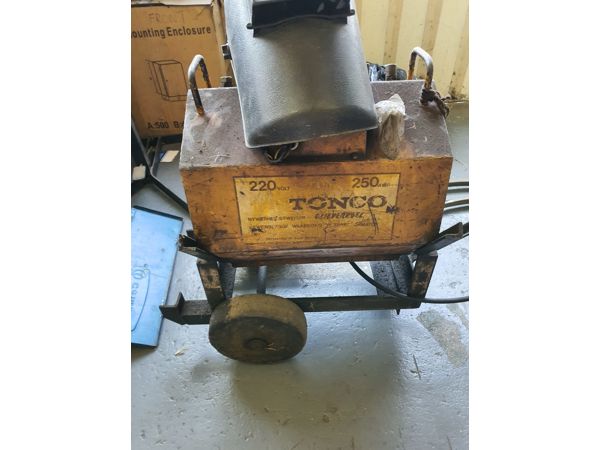 ~/upload/Lots/141725/AdditionalPhotos/irn5fbiax7fx6/Tonco Oil Bath 240 Volt 250 amp Welding Machine_t600x450.jpg